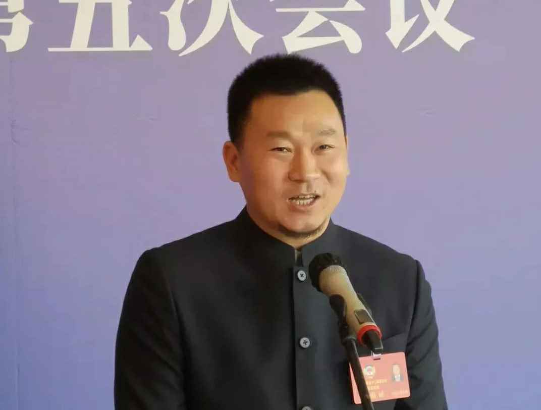 为进一步展示市政协团结、民主、开放、自信的形象，向市民和网友展示政协委员的履职风采，中山市政协十二届五次会议在2月4日上午开幕前开设“委员通道”，市政协委员、江南·官方端网站登录入口-江南(中国)公司总经理陈朝阳走进“委员通道”，回应社会关切的问题。他就如何做好城市应急管理规划的问题进行发言，并回答记者提问。.jpg